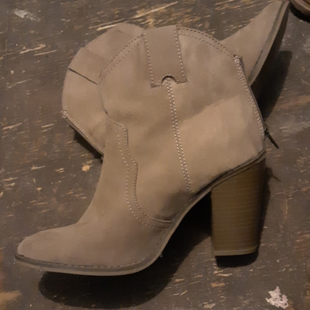 Heels - Picture 3 of 3